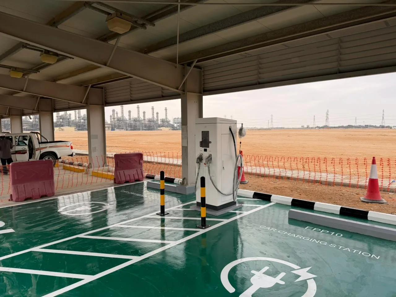 شاحن DC سريع بقدرة 120 kW في موقف مظلل ومطلي بالإيبوكسي في المحطة 10 التابعة للشركة السعودية للكهرباء بالخرج