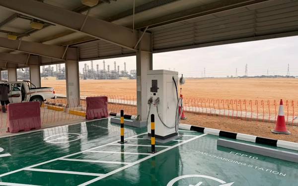 شاحن DC سريع بقدرة 120 kW في موقف مظلل ومطلي بالإيبوكسي في المحطة 10 التابعة للشركة السعودية للكهرباء بالخرج