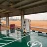 شاحن DC سريع بقدرة 120 kW في موقف مظلل ومطلي بالإيبوكسي في المحطة 10 التابعة للشركة السعودية للكهرباء بالخرج