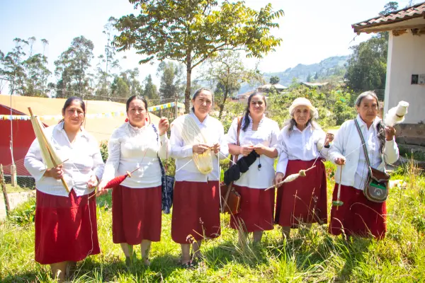 Asociación Comunal Productiva de Tejedoras - Maria - Imagen 2