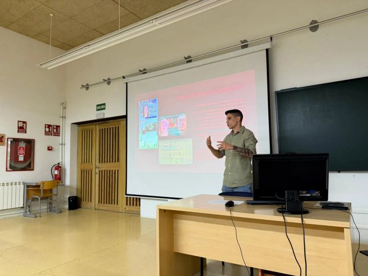 Juanjo Espada dando clase sobre el reto de informar a la generación Z