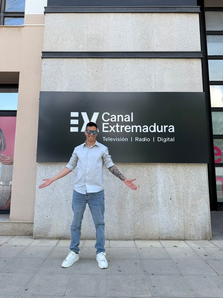 Juanjo Espada delante del nuevo rótulo de Canal Extremadura en la fachada de la sede
