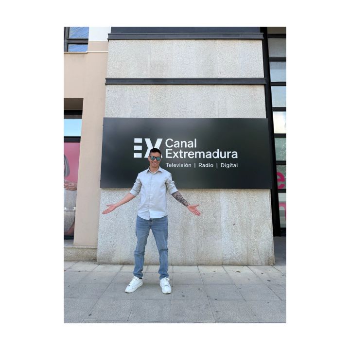Juanjo Espada frente a la sede de Canal Extremadura