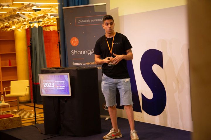 Juanjo Espada en el escenario del NocodeFest 2023, en Valencia, durante una charla para SharingAway