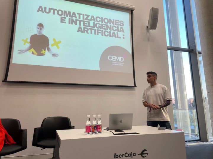 Juanjo Espada durante su ponencia sobre automatizaciones e inteligencia artificial en el Congreso Extremeño de Marketing Digital