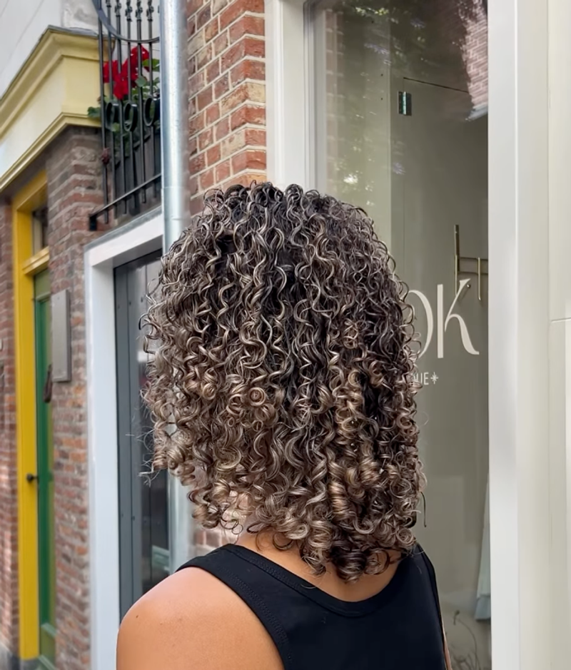 Donkere krullen, van achteren, voor de salon