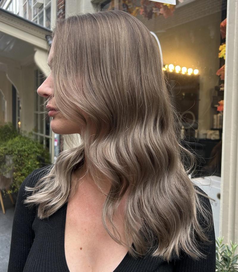 Asblonde balayage met lichte voorkant, van opzij