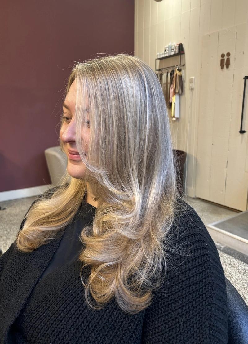 Blond haar in laagjes met lichte lokken aan de voorkant