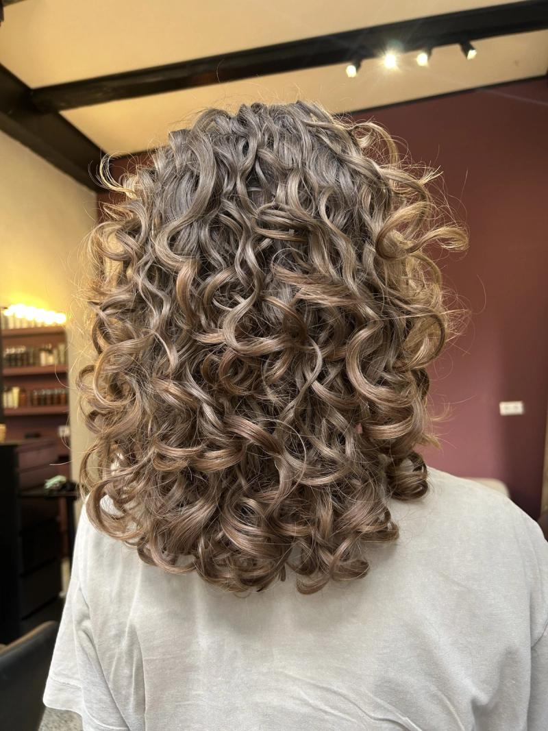 Asblonde krullen met highlights, van achteren
