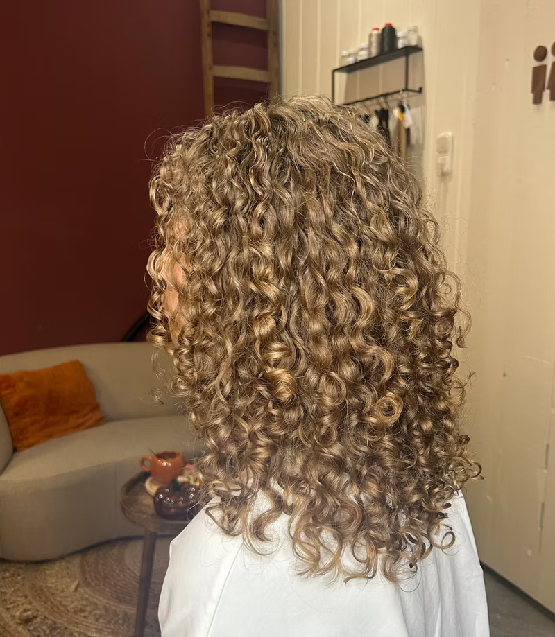 Blonde krullen met veel volume