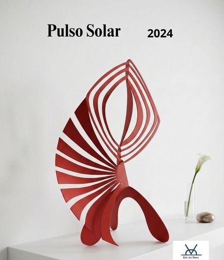 Pulso Solar, a painted iron sculpture staged on a white console table beside a calla lily