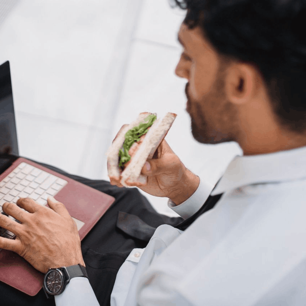Manger devant son ordinateur au travail : quels sont les réels impacts sur la santé