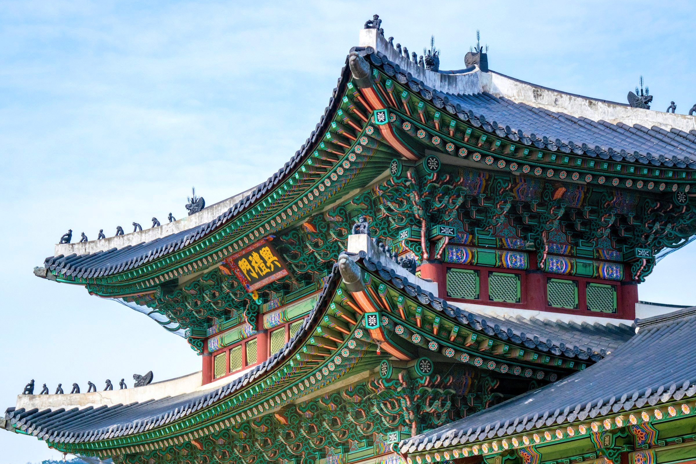 Gyeongbokgung Palace in Seoul with its traditional gate and mountains behind