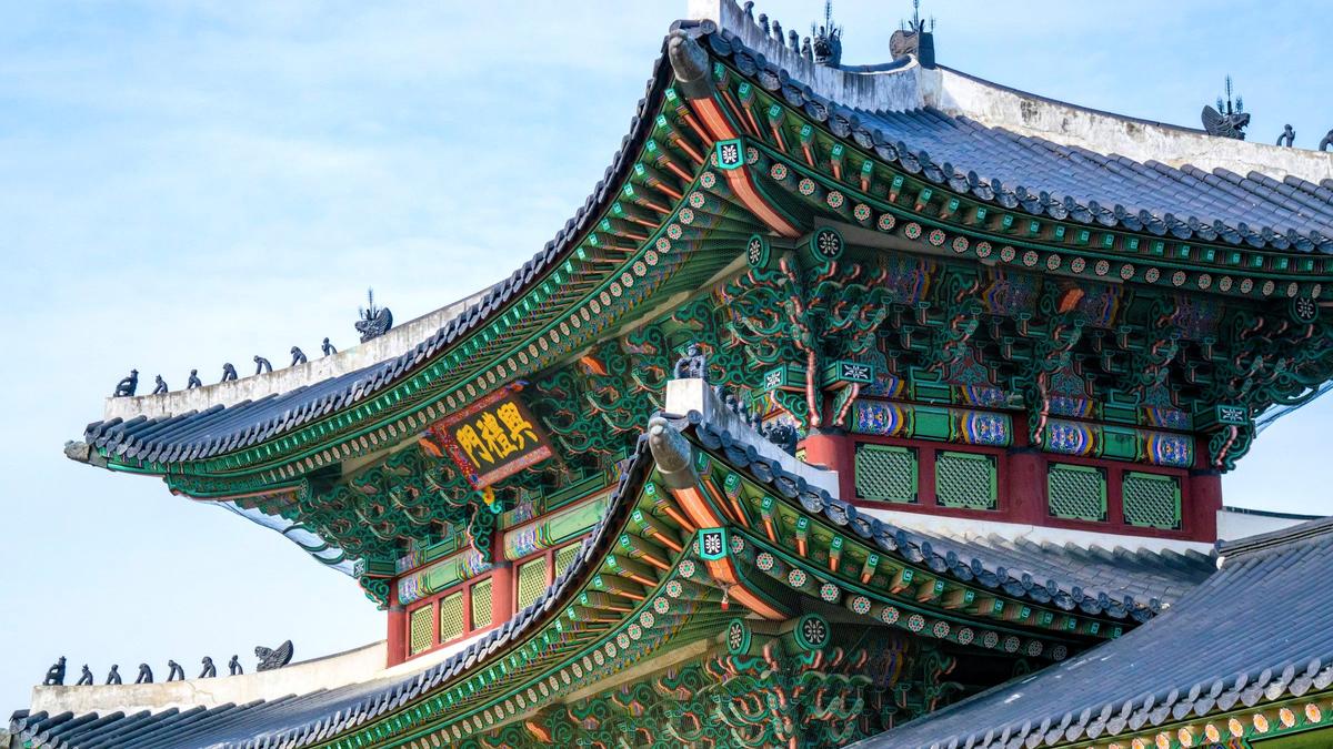 Gyeongbokgung Palace in Seoul with its traditional gate and mountains behind