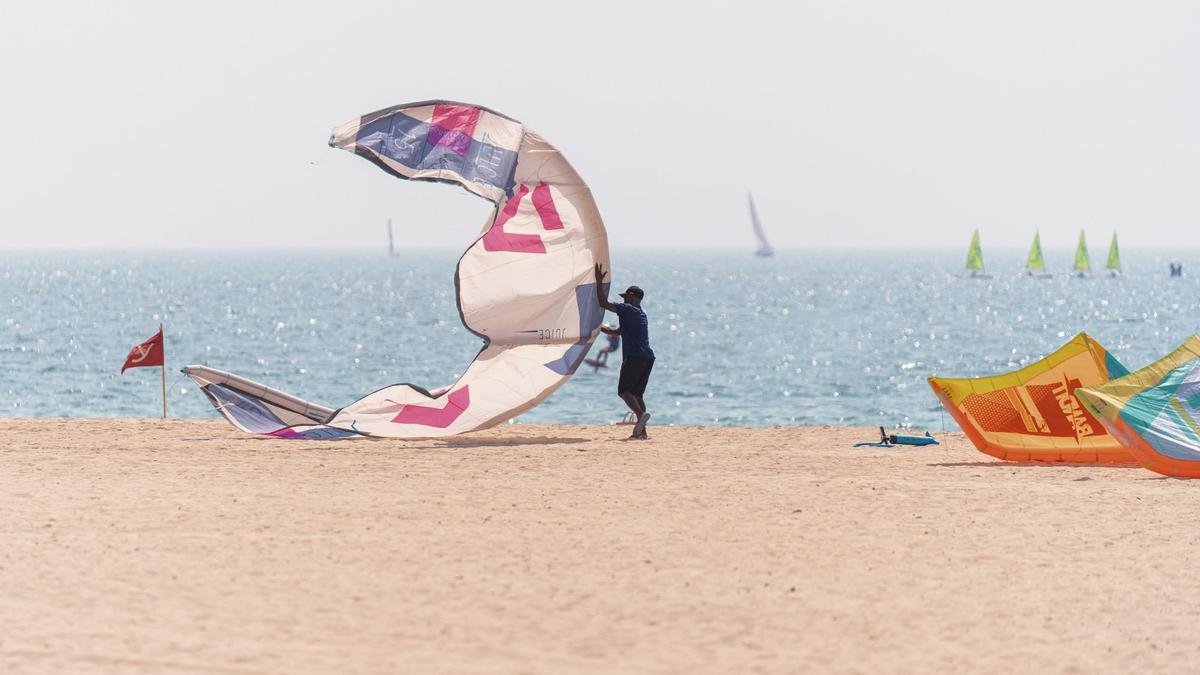 Kite Beach in Dubai, a free public beach on the Gulf with kitesurfers