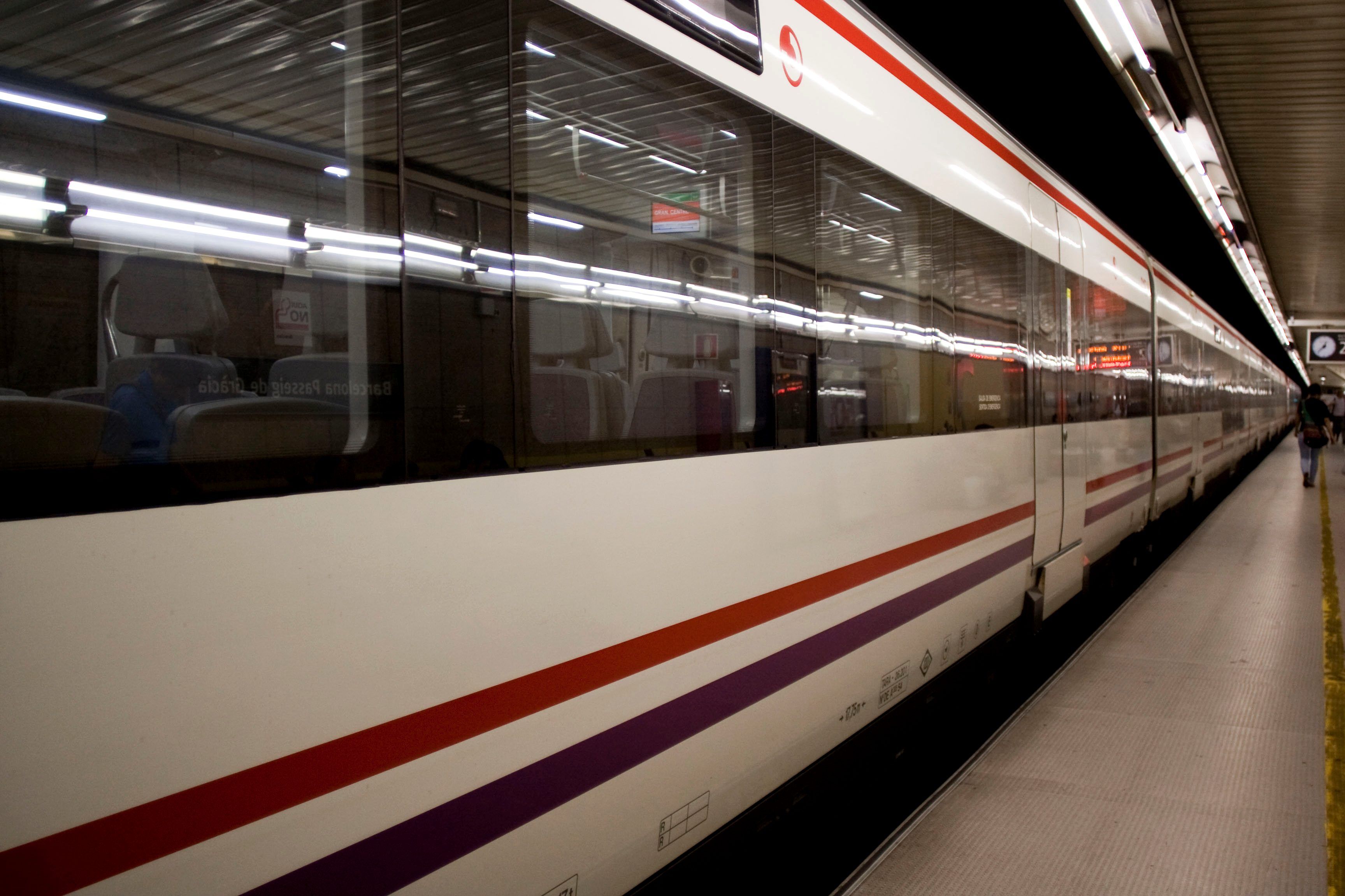 A Barcelona metro platform with a train arriving at the station