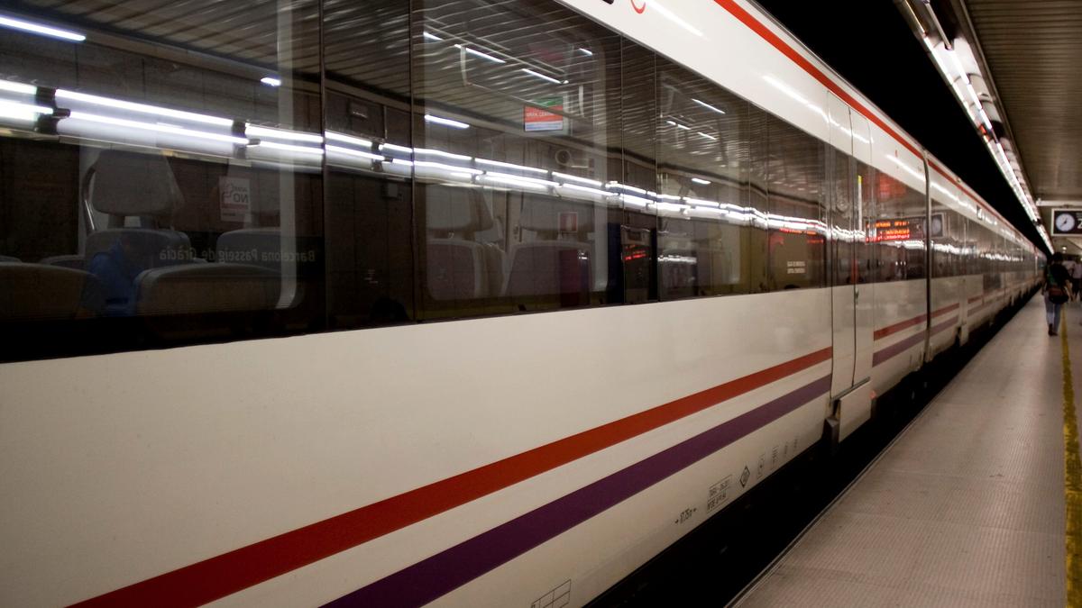 A Barcelona metro platform with a train arriving at the station