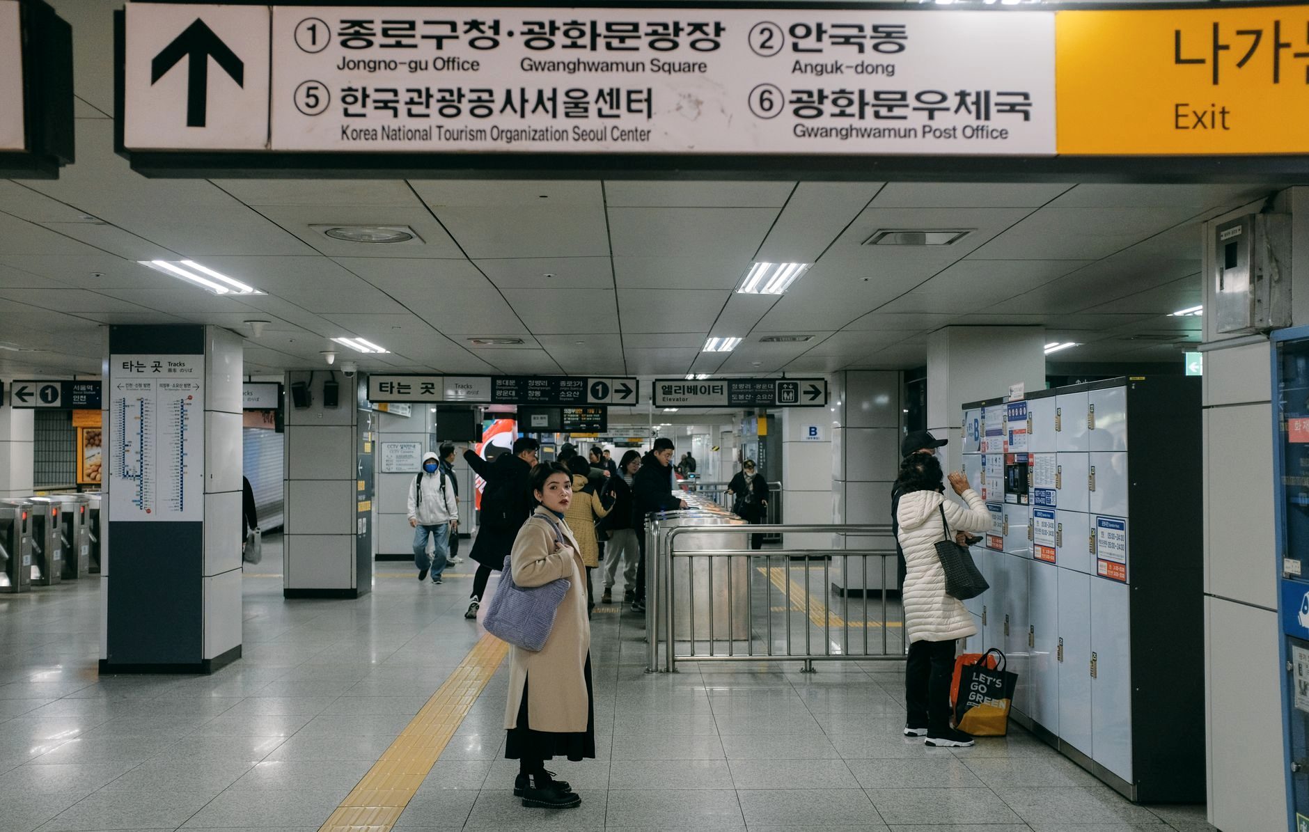 Passengers on a clean, modern Seoul subway platform