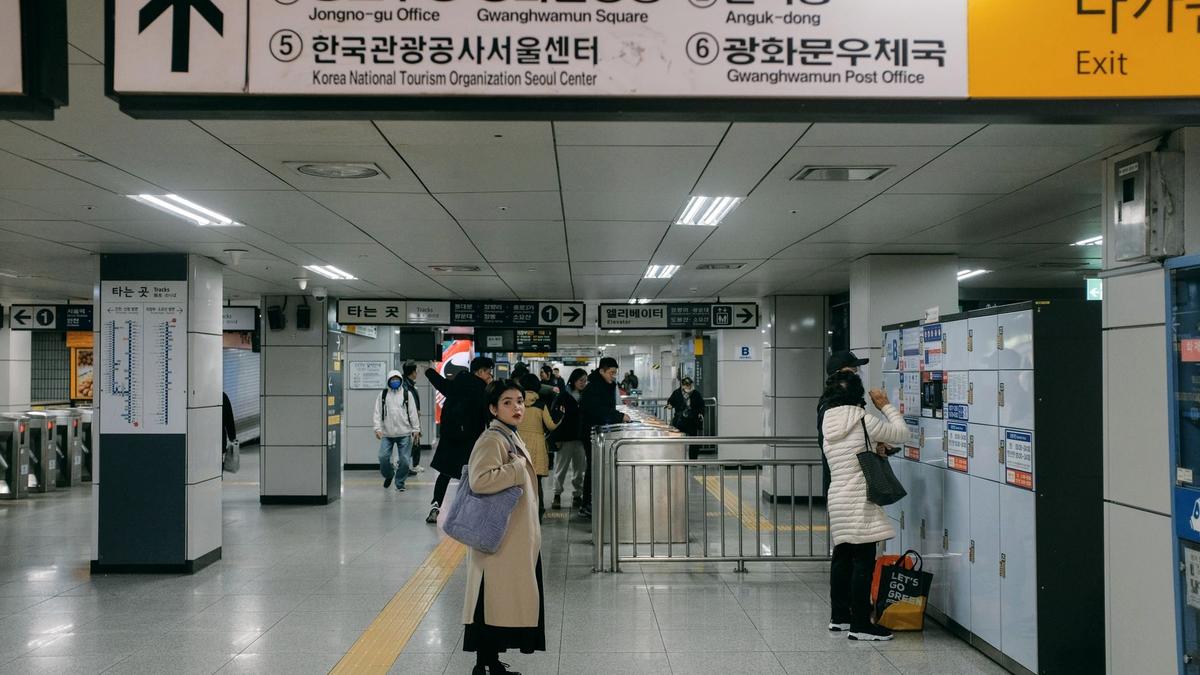 Passengers on a clean, modern Seoul subway platform