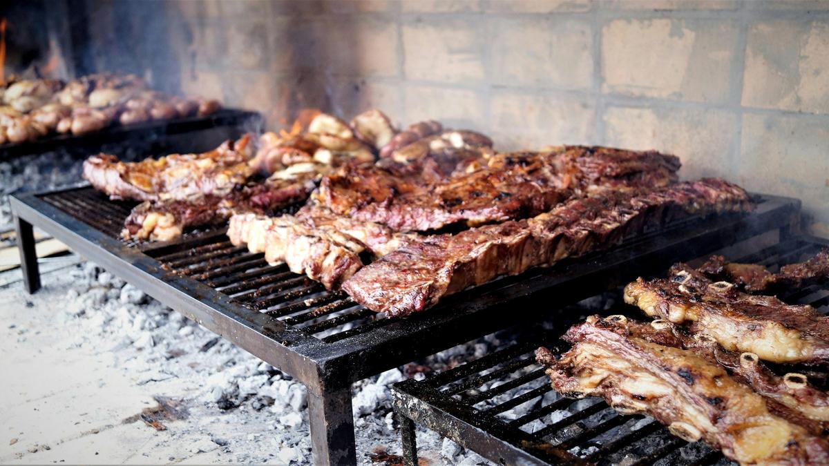 Grilled meat and vegetables over charcoal in the smoky Pasillo de Humo hall in Oaxaca