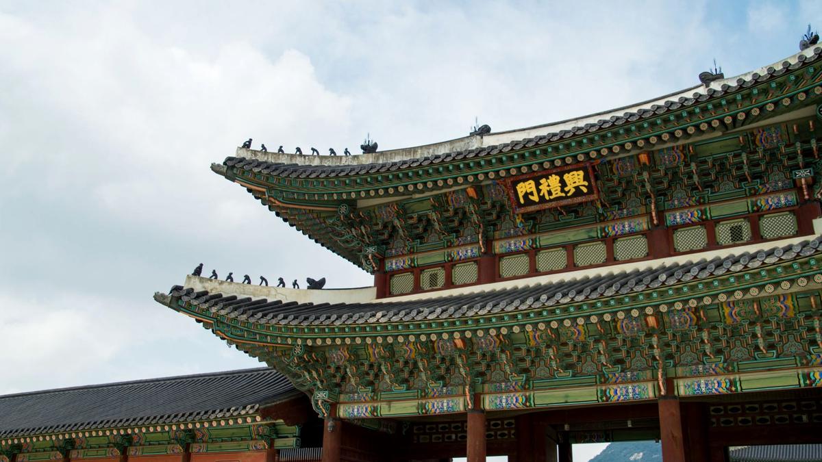 Gyeongbokgung Palace in Seoul with its traditional gate and mountains behind