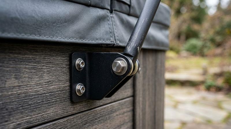 Närbild på locklyftens beslag och gasfjäder