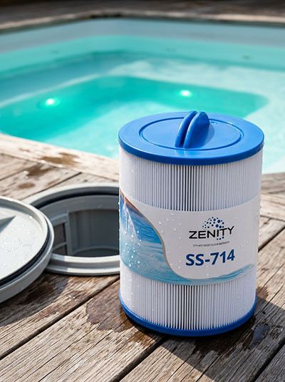 Zenity spafilter SS-714 placerat på pooltrall bredvid poolens skimmerlock och blått vatten