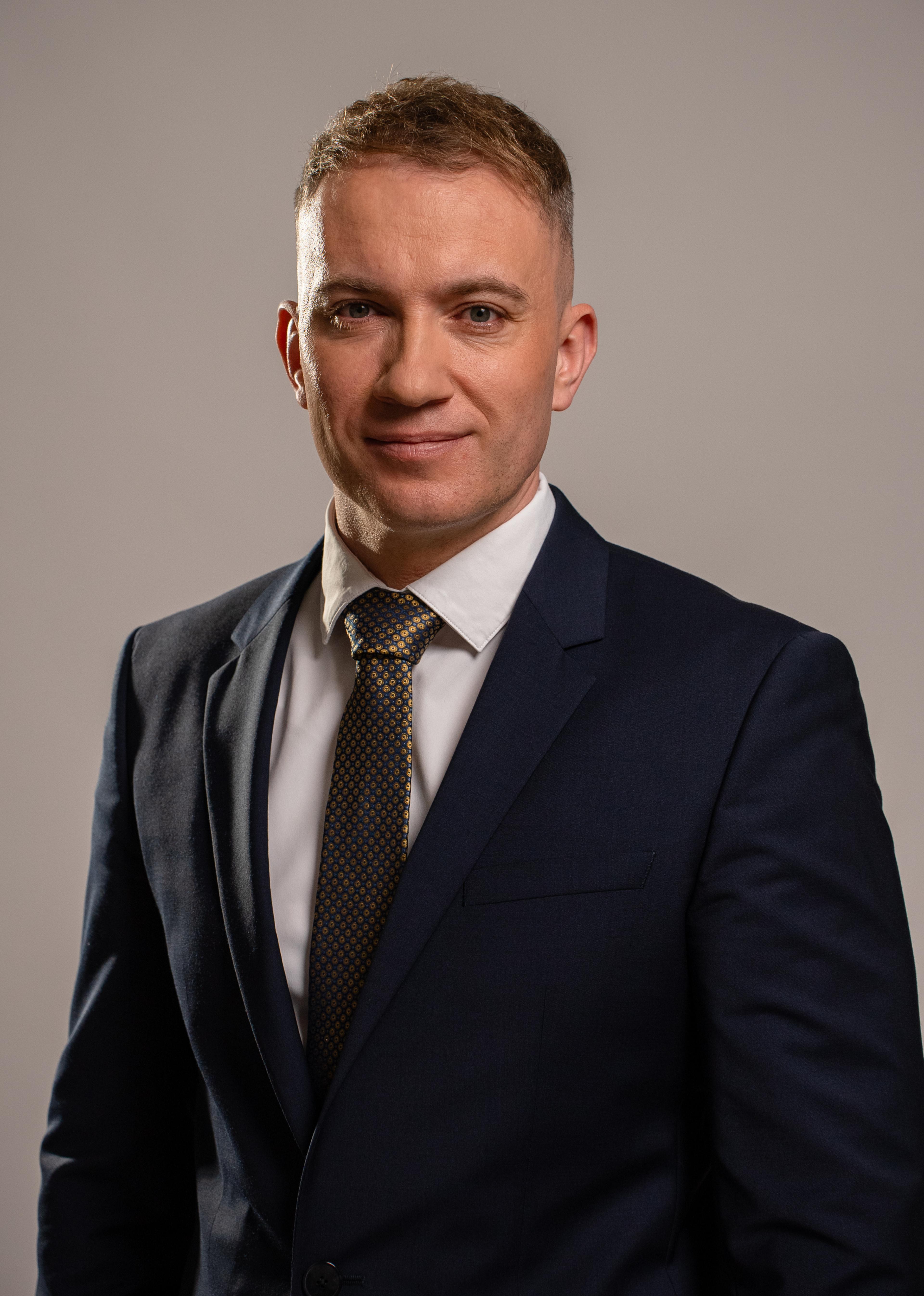 Martin Kapitulík potret blede pozadie