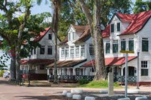 Paramaribo te voet — waar elk straatje een verhaal vertelt