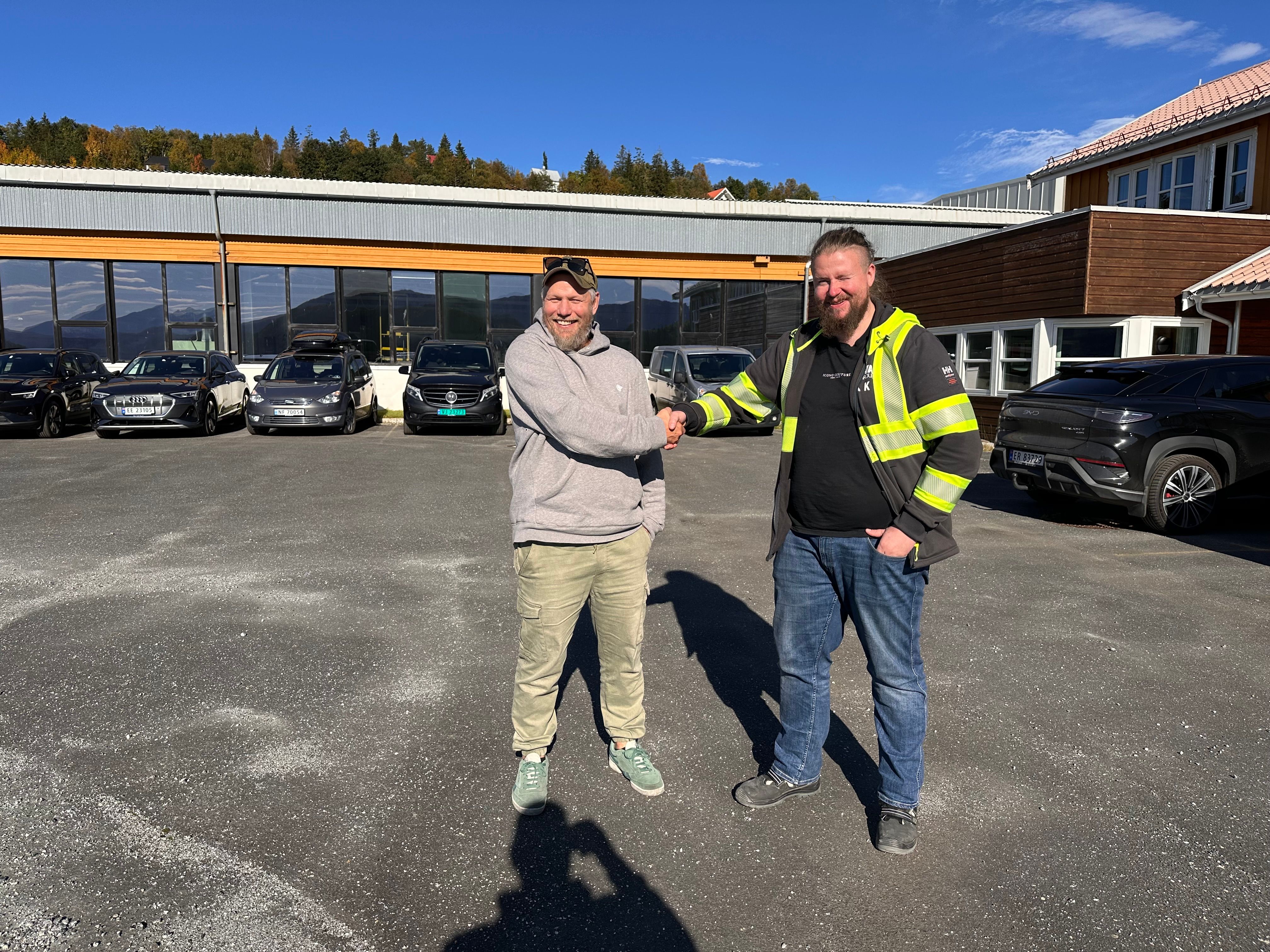 Bilde av Jonas Bang Mulstad arbeidsleder vaskeriet og Kjartan Killi, driftsleder Aqua Group.