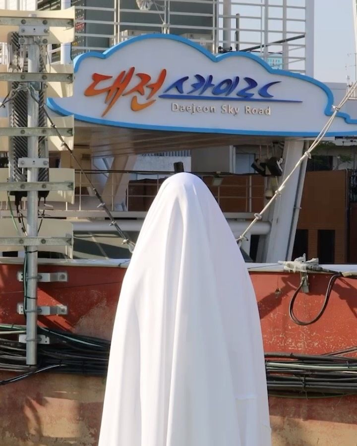 낯선 은신처 (Their den) 포스터