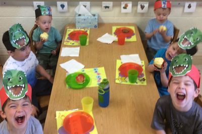Lucas Krejchik and Bryce Nesbit (front) roar like dinosaurs, while Anthony Campos (middle left) wonders why Charlie Bell (middle right) looks so frightened. The Phillipp Twins (back) just enjoy their apples;-)