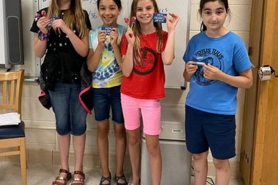 The winning team (6th grade): Laura Kruchten, Fatima Gonzales, Kayla Ederer and Clara Galvez.