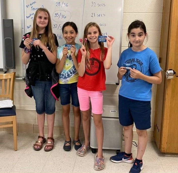The winning team (6th grade): Laura Kruchten, Fatima Gonzales, Kayla Ederer and Clara Galvez.