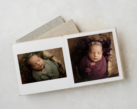 Innenseite eines Fotobuches mit Babys, eingewickelt in grün und lila Tücher