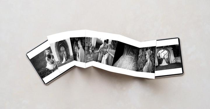 Mini-Leporello in ausgefaltetem Zustand mit Hochzeitsbildern in s/w Bildern