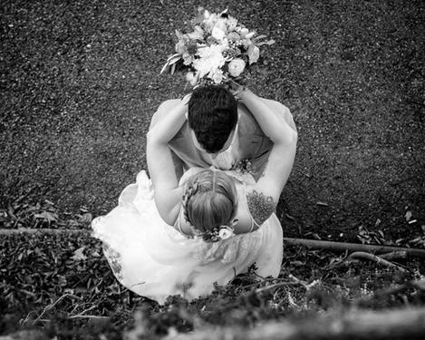 Hochzeitspaar steht zueinander, fotografiert aus der Vogelperspektive