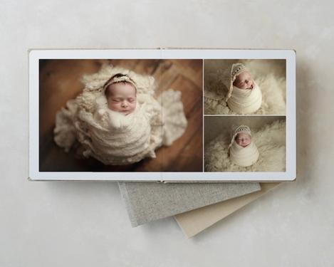 Innenseite eines Fotobuches mit Babys, eingewickelt in flauschige Tüchern 