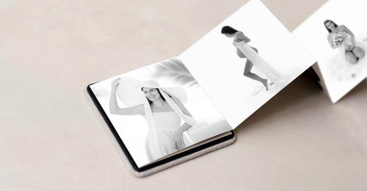 Teilansicht vom 'inneren des Leporello mit fotos von einer schwangeren Frau in s/w