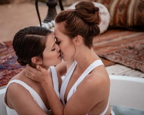 Ein gleichgeschlechtliches weibliches Paar küsst sich.