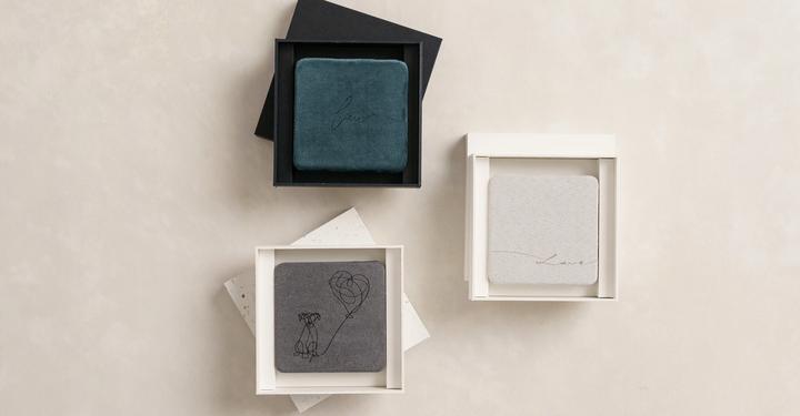 Drei Leporello ind unterschiedlichen Farben und Einband-Aufdrucken in Geschenkpackungen
