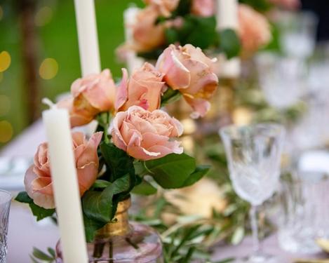 Blumenschmuck aus der Hochzeitstafel, rosa Rosen