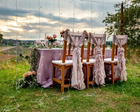 Schön geschmückte Hochzeitstafel in rosa bei Abendstimmung im Freien 