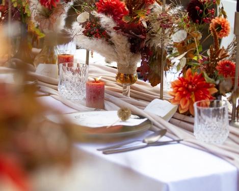 Herbstlich gedeckte Hochzeitstafel in Orange- und Brauntönen