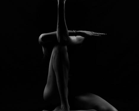 Sculptural image of a woman in bidirectional lighting, b/w image