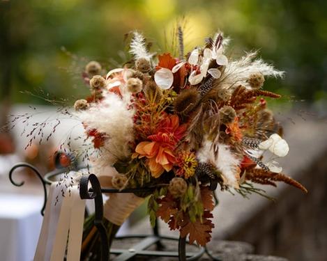 Herbstlicher Brautstrauß in Orange- und Brauntönen