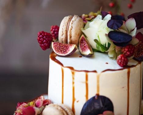 Hochzeitstorte mit herbstlichen Früchten und Blumen dekoriert