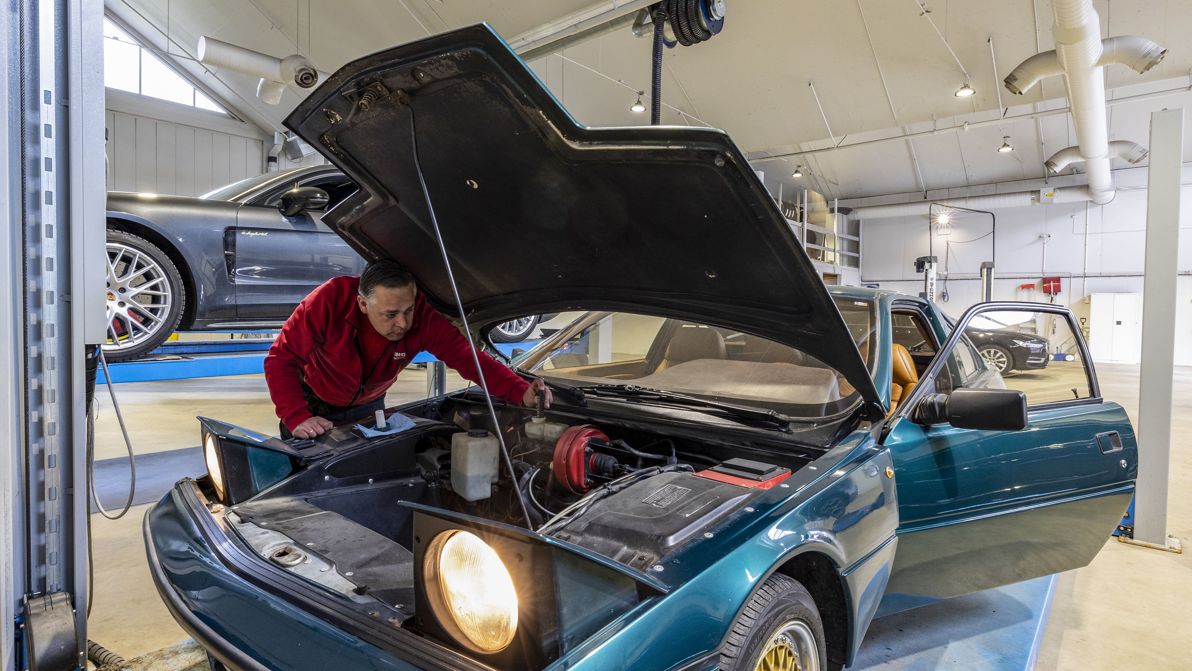 Taksering og kontroll av en veteranbil.