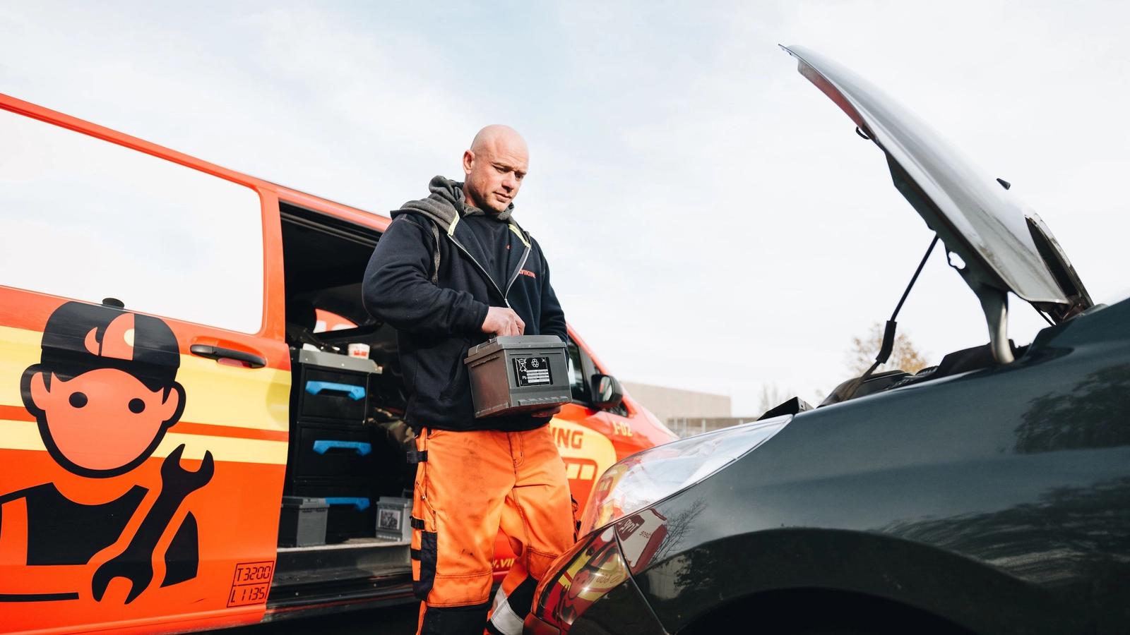 Viking bilberger som utfører batteriskift.