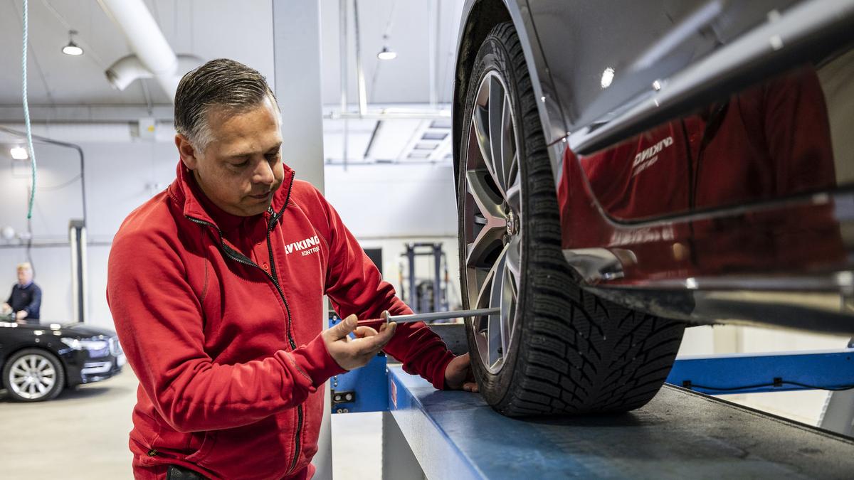 Takstmann som utfører EU-kontroll på en personbil.